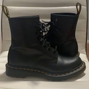 Black size 7 women’s doc martens. Worn twice.
